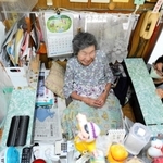 番台に座る黒木功子さん（左）と久美子さん＝第一敷島湯