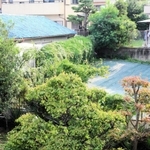 民家にある梅の木（右下）。春には花が咲く＝宝塚市宝梅１