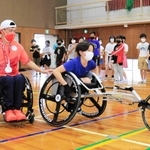 東京パラリンピック陸上男子１００メートル（車いすＴ５２）で銀メダルに輝いた大矢勇気選手（３９）がこのほど、母校の兵庫県西宮市立平木小学校で講演した。転落事故で負った障害や競技生活での挫折、母の死など逆境が立ちはだかるたび、周囲の支えと不屈の精神で乗り越えてきた経験を、６年生約６０人に語った。