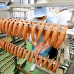 熟成させるためにソーセージをつるす＝尼崎市名神町２、しんわ名神工場（提供）