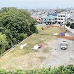 有料老人ホームが建設される予定地。開発区域に急斜面（左）が含まれ、住民が土砂災害の危険性を訴えている＝９月１３日、西宮市西平町