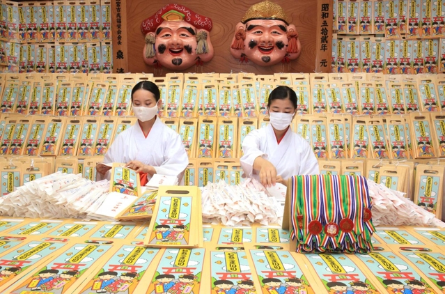 千歳あめの袋詰めをする巫女＝西宮神社