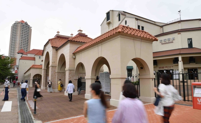 宝塚大劇場。小林一三氏が開いた「宝塚新温泉」の隣にできた＝宝塚市栄町１