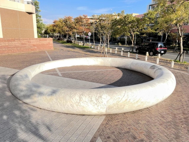 広場に設置された福嶋敬恭さんの作品「宇・宙の詩　Ｓｐａｃｅ　ｒｉｎｇ」＝西宮市西宮浜４