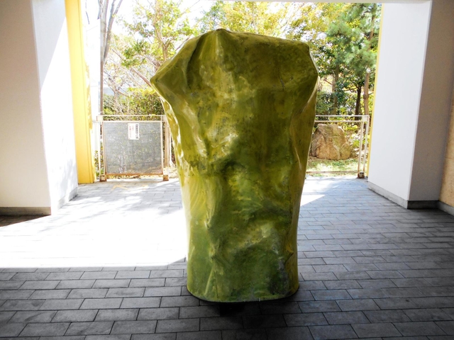 福嶋敬恭さん作「Ｅａｒｔｈ　Ｆａｍｉｌｙ　地球家族　メモリーイエロー」＝西宮市西宮浜（西宮市教委提供）