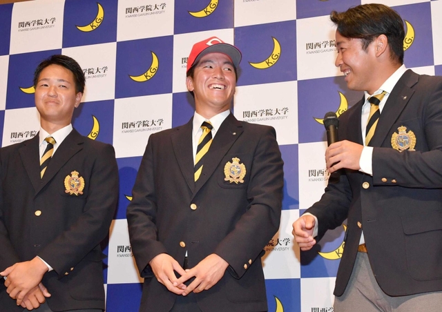 広島１位指名で仲間から祝福される関西学院大・黒原拓未投手（中央）＝１１日午後、関西学院大学（撮影・佐々木彰尚）