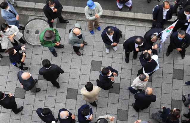 集まった支援者と肘タッチをする立候補者＝１９日午前、西宮市内（撮影・斎藤雅志、画像の一部を加工しています）