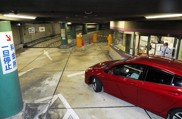 芦屋市役所の駐車場入り口。高級外車が吸い込まれていく＝芦屋市精道町