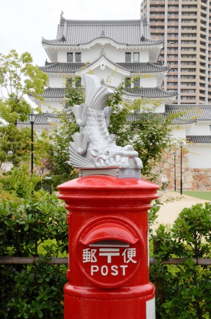 尼崎城の再建を記念して設置された「シャチホコ丸ポスト」＝尼崎市北城内