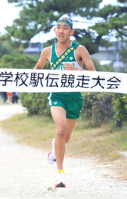 独走状態でゴールする報徳のアンカー島津太一選手＝西宮市の武庫川河川敷（撮影・斎藤雅志）