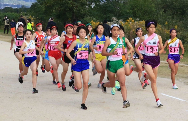 勢いよくスタートする女子１区の選手＝西宮市の武庫川河川敷（撮影・斎藤雅志）