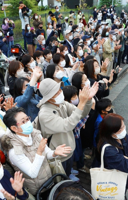 立候補者の訴えに耳を傾ける有権者ら＝３０日午後、西宮市内（撮影・大田将之）