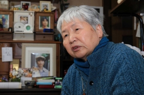 自宅で息子への思いを語る岸本早苗さん＝２０２１年４月、宝塚市内（撮影・斎藤雅志）
