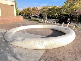 広場に設置された福嶋敬恭さんの作品「宇・宙の詩　Ｓｐａｃｅ　ｒｉｎｇ」＝西宮市西宮浜４