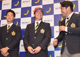 広島１位指名で仲間から祝福される関西学院大・黒原拓未投手（中央）＝１１日午後、関西学院大学（撮影・佐々木彰尚）