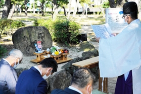 芦屋川のほとりにある「ぬえ塚」＝芦屋市浜芦屋町