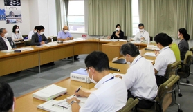 尼崎市立尼崎高校の改革を巡り、高橋利浩校長や稲村和美市長が議論した市総合教育会議＝１１日、尼崎市役所