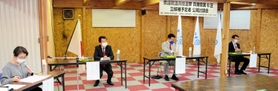 景気対策、学校教育などについて語った（左２人目から順に）大串正樹氏、桜井周氏、市村浩一郎氏＝宝塚市山本野里１