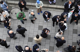 集まった支援者と肘タッチをする立候補者＝１９日午前、西宮市内（撮影・斎藤雅志、画像の一部を加工しています）