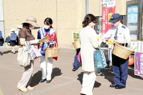 啓発グッズを手渡す観光大使のサファイア＝宝塚市栄町