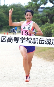 トップでゴールテープを切る宝塚のアンカー望月こはく選手＝西宮市の武庫川河川敷（撮影・斎藤雅志）
