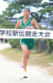 独走状態でゴールする報徳のアンカー島津太一選手＝西宮市の武庫川河川敷（撮影・斎藤雅志）