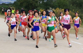 勢いよくスタートする女子１区の選手＝西宮市の武庫川河川敷（撮影・斎藤雅志）