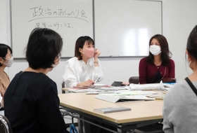 子育てや教育と政治の関わりについて話す参加者＝西宮市市民交流センター
