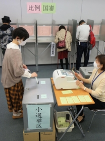 期日前投票をする有権者ら＝２９日午後、西宮市役所（撮影・斎藤雅志）