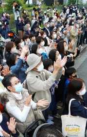 立候補者の訴えに耳を傾ける有権者ら＝３０日午後、西宮市内（撮影・大田将之）