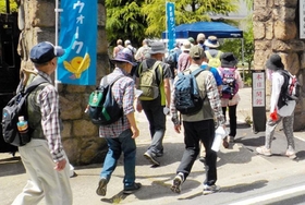 はばタンウォークでまちを歩く参加者ら＝西宮市内（県西宮土木事務所提供）