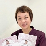 完成したわらべ歌のＣＤとベビーマッサージの冊子を手にする南田理恵さん＝西宮市神楽町