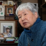 自宅で息子への思いを語る岸本早苗さん＝２０２１年４月、宝塚市内（撮影・斎藤雅志）
