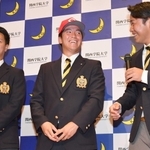 広島１位指名で仲間から祝福される関西学院大・黒原拓未投手（中央）＝１１日午後、関西学院大学（撮影・佐々木彰尚）
