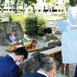 芦屋川のほとりにある「ぬえ塚」＝芦屋市浜芦屋町