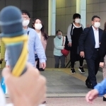 駅前でマイクを握り、通行人に支持を訴える衆院選の立候補予定者＝西宮市内