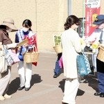 啓発グッズを手渡す観光大使のサファイア＝宝塚市栄町