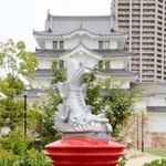 尼崎城の再建を記念して設置された「シャチホコ丸ポスト」＝尼崎市北城内