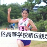 トップでゴールテープを切る宝塚のアンカー望月こはく選手＝西宮市の武庫川河川敷（撮影・斎藤雅志）