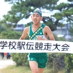 独走状態でゴールする報徳のアンカー島津太一選手＝西宮市の武庫川河川敷（撮影・斎藤雅志）