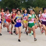 勢いよくスタートする女子１区の選手＝西宮市の武庫川河川敷（撮影・斎藤雅志）