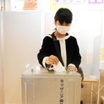 模擬投票を行う子ども＝キッザニア甲子園