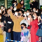 街頭演説会を聴く人たち。スマートフォンで撮影する若者の姿も＝阪急宝塚駅前