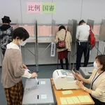 期日前投票をする有権者ら＝２９日午後、西宮市役所（撮影・斎藤雅志）