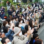 立候補者の訴えに耳を傾ける有権者ら＝３０日午後、西宮市内（撮影・大田将之）
