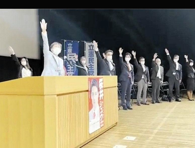 応援ポーズが「ナチス式敬礼」に似ているとしてＳＮＳ上で批判された桜井周氏の応援演説会（ツイッターから）