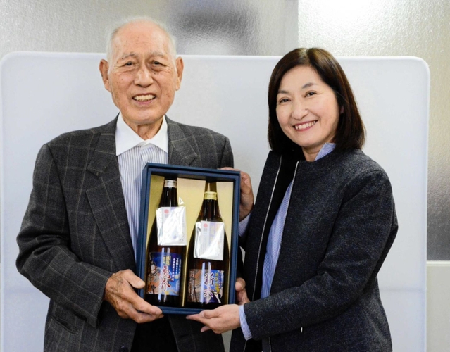 山中新六、鹿介の親子の物語をテーマにした日本酒を企画したヱビスの坂本泰男さん（左）、加計京子さん親子＝伊丹市役所