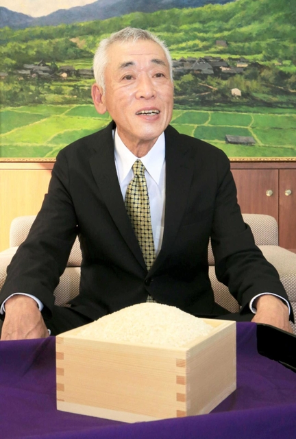 米を持参して喜びを語る上殿美仁さん＝猪名川町役場