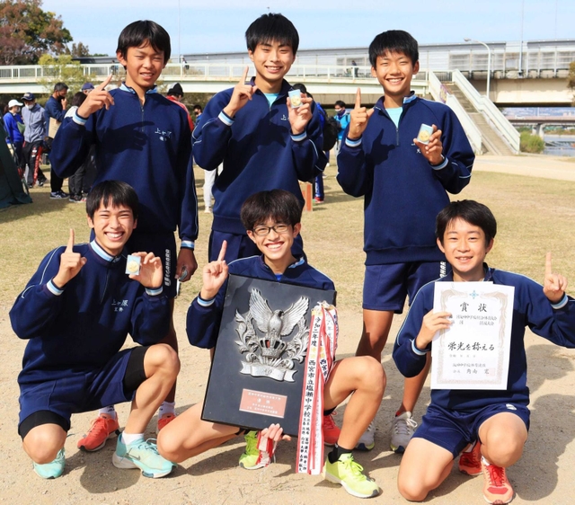 初優勝を喜ぶ上ケ原のメンバー＝西宮市内の武庫川河川敷