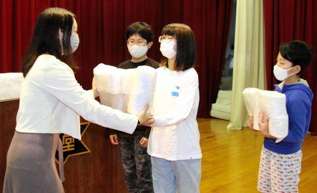 性教育トイレットペーパーを受け取った代表児童たち＝水堂小学校